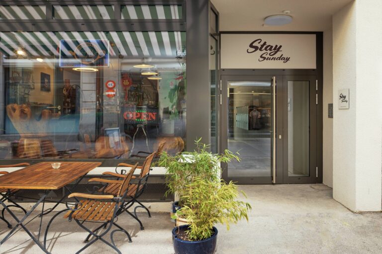 Eingang Stay Sunday Hornergasse